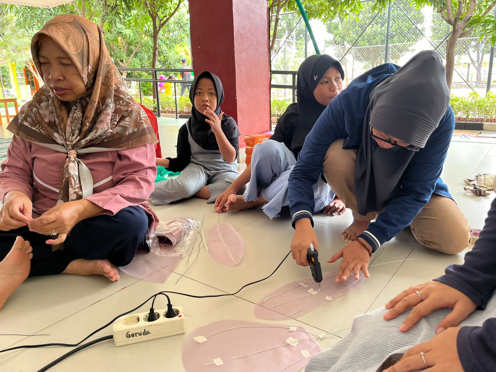 Kelas Berkarya : Workshop Giant Flower Di RPTRA Garuda